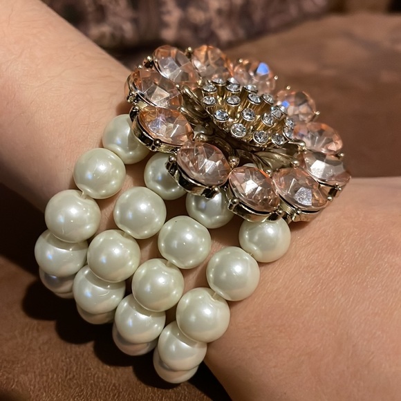 PEARLS AND PINK CRYSTALS FLOWER BRACELET. - Picture 3 of 9